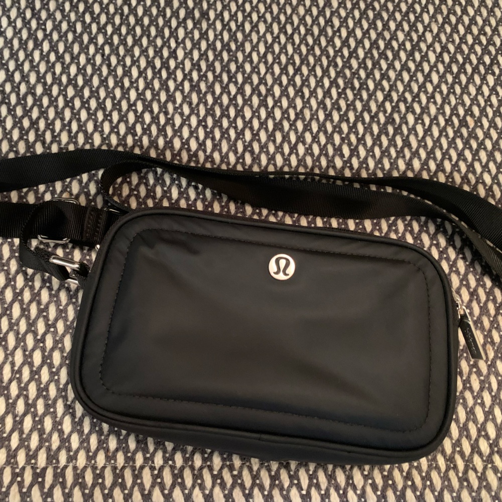 Lululemon crossbody purse black